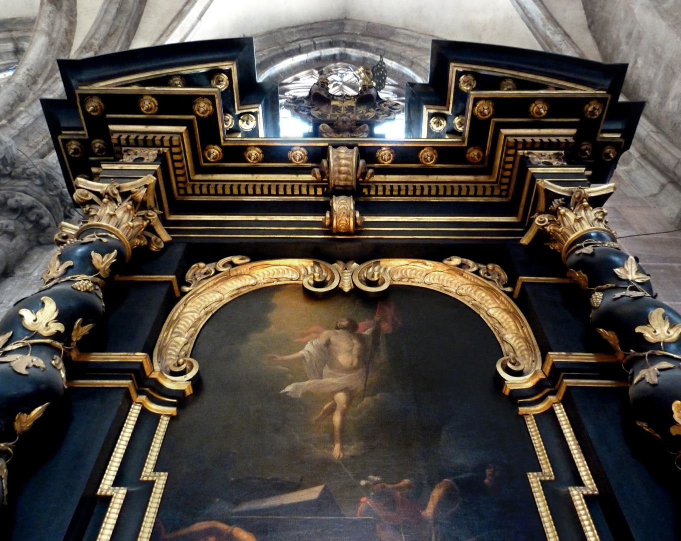 Muffel-Altar Untersicht mit dem gesprengten Giebel