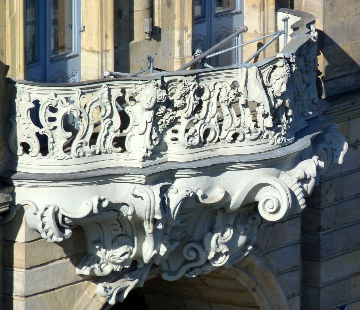 Balkone und Wappen 