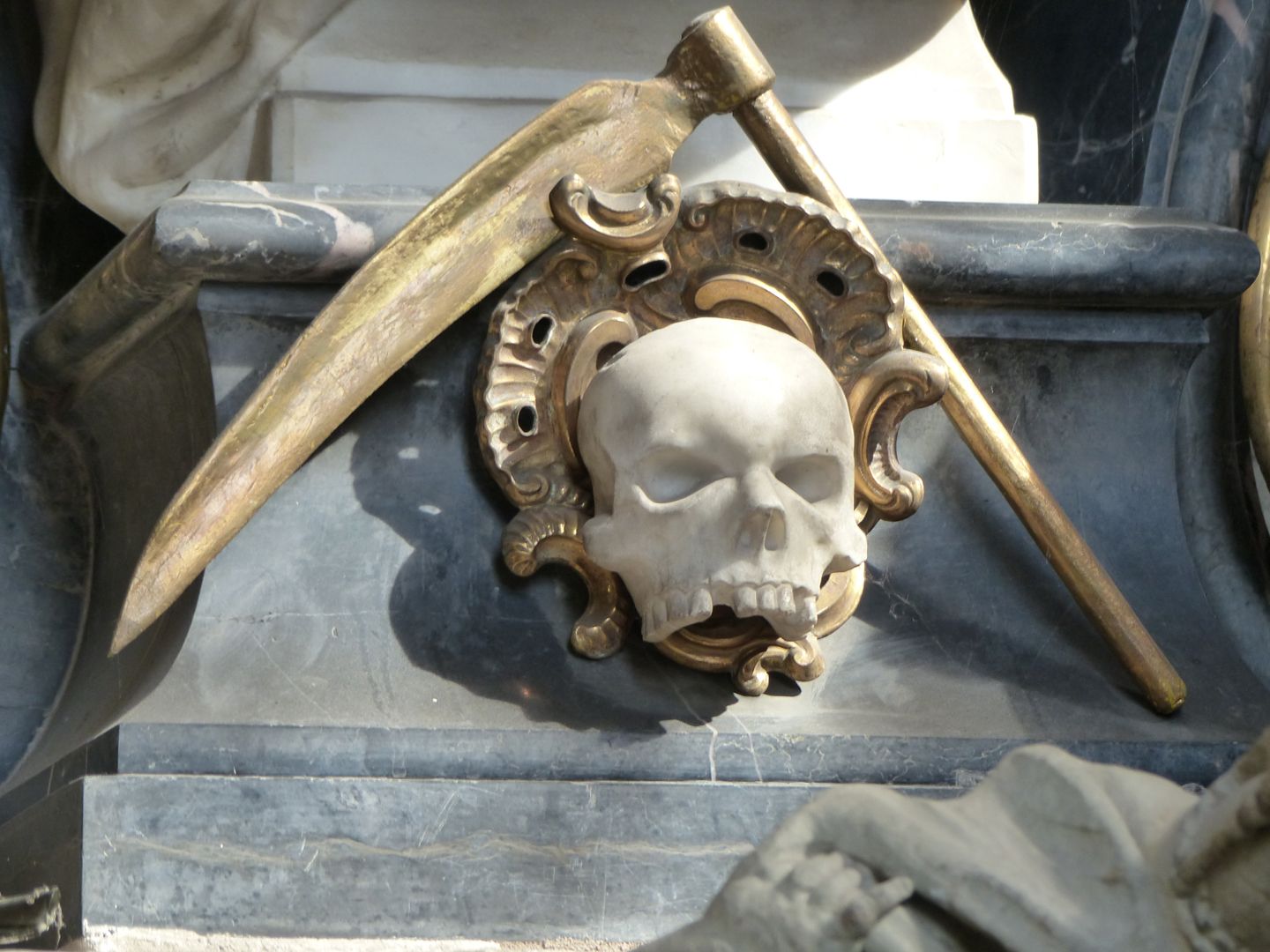 Grabmal des Johann Sigmund Pfinzing (Großgründlach) Totenkopf mit Sense