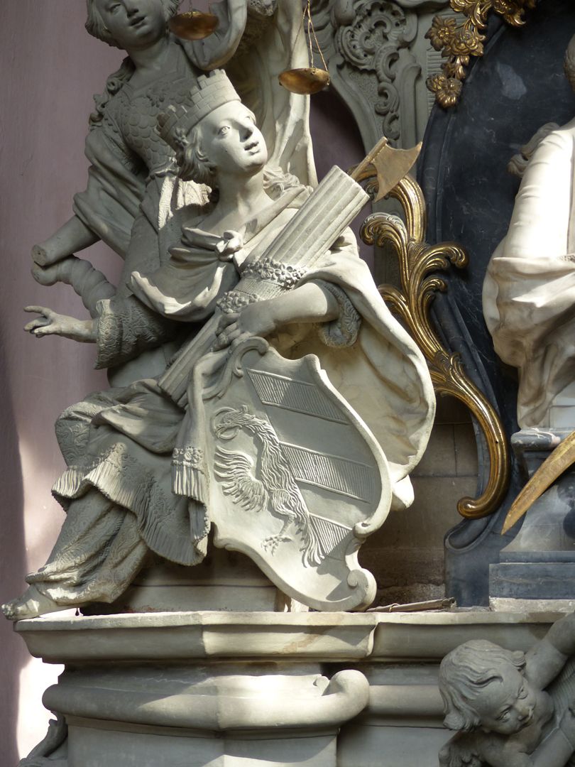 Grabmal des Johann Sigmund Pfinzing (Großgründlach) Personifizierte Noris mit Stadtmauerkrone und einem Rutenbündel mit Beil (Fascis), davor das "Kleine Stadtwappen"