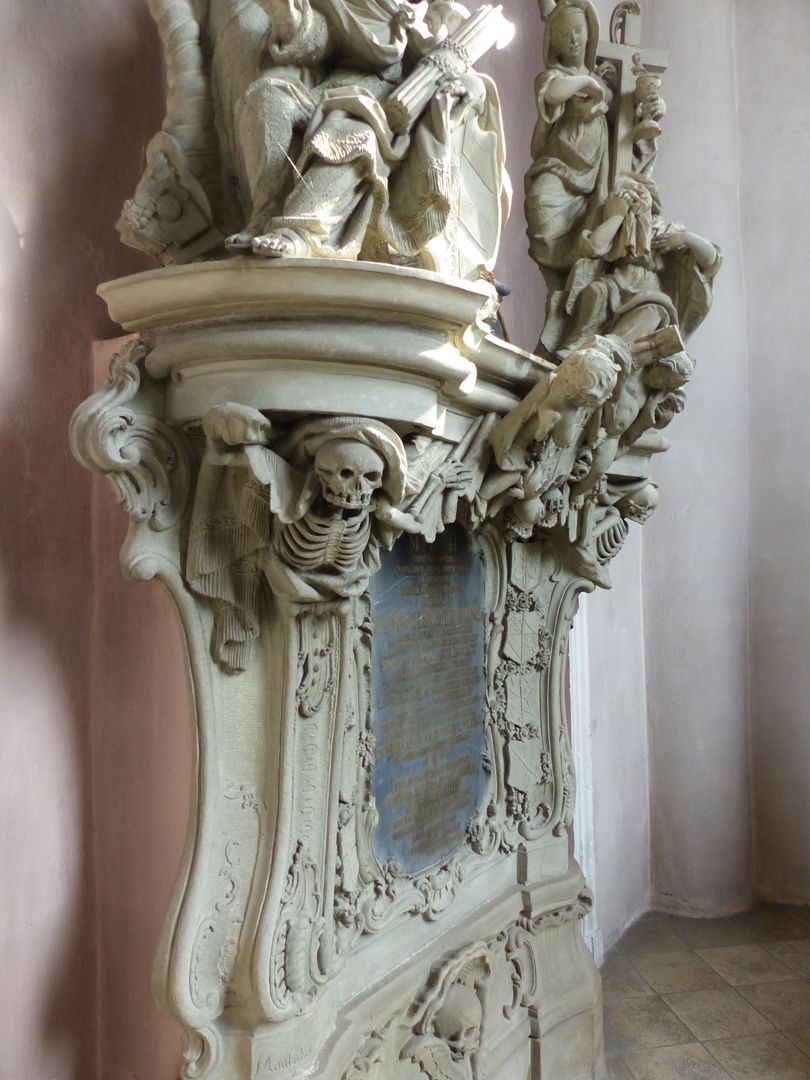 Grabmal des Johann Sigmund Pfinzing (Großgründlach) untere Hälfte des Grabmals mit Inschrift, Schrägansicht