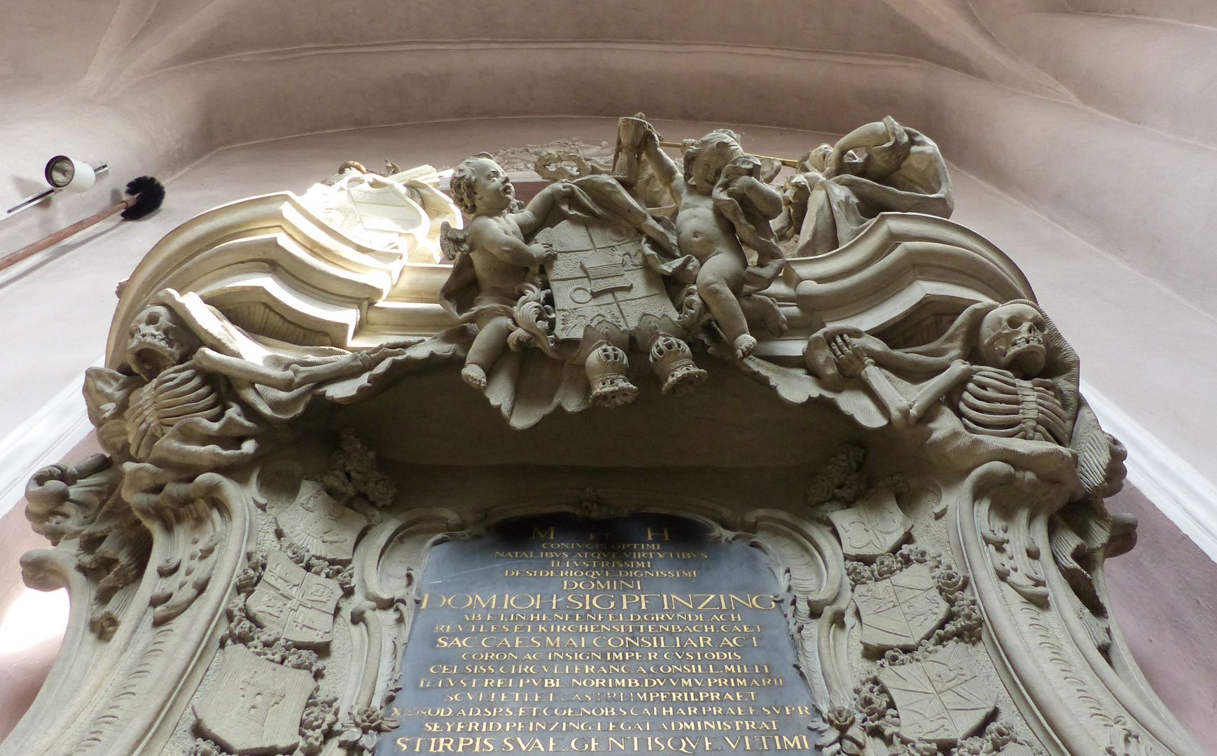 Grabmal des Johann Sigmund Pfinzing (Großgründlach) Schrägansicht von unten