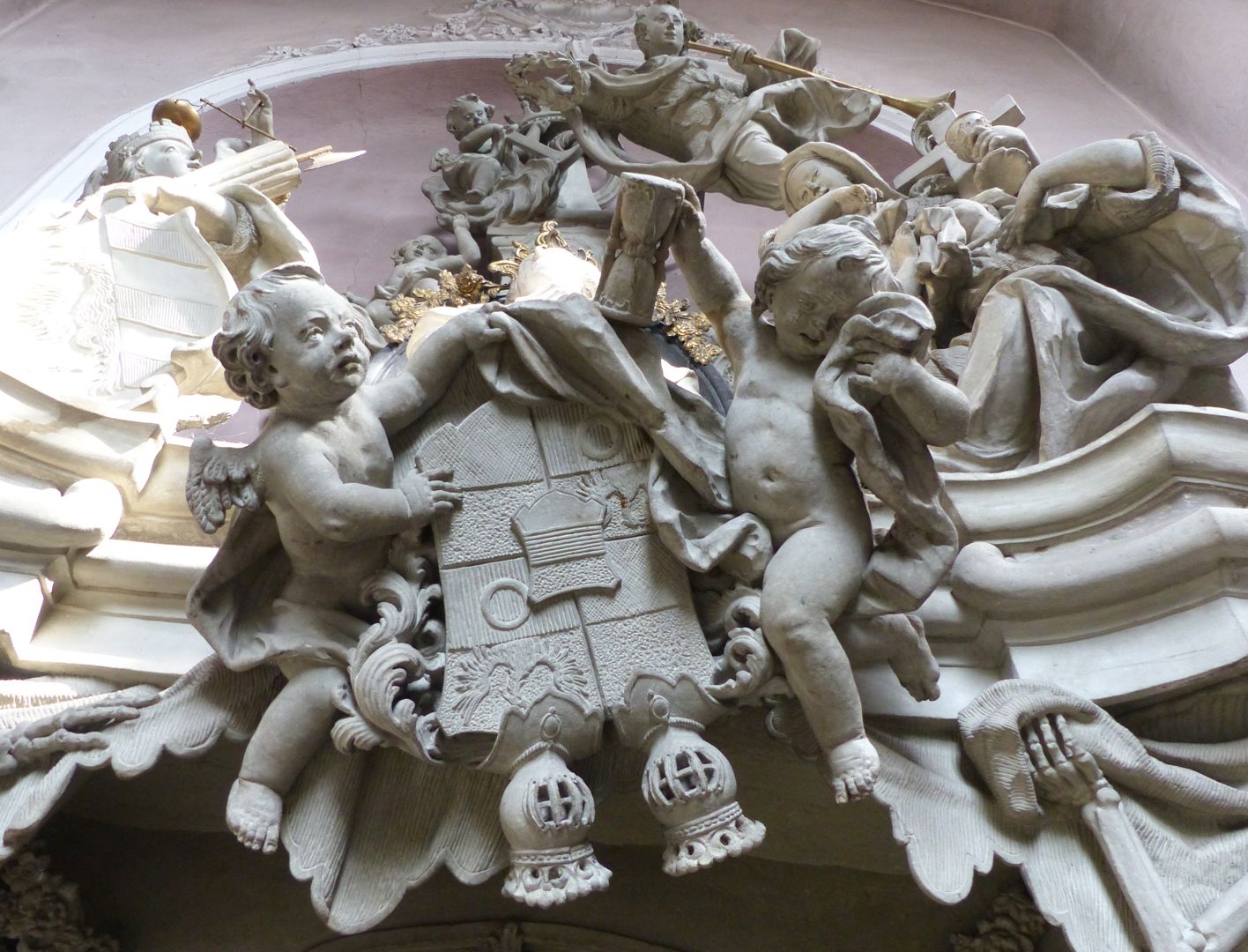 Grabmal des Johann Sigmund Pfinzing (Großgründlach) Engel halten "gestürztes" Wappen der Pfinzing von Henfenfeld