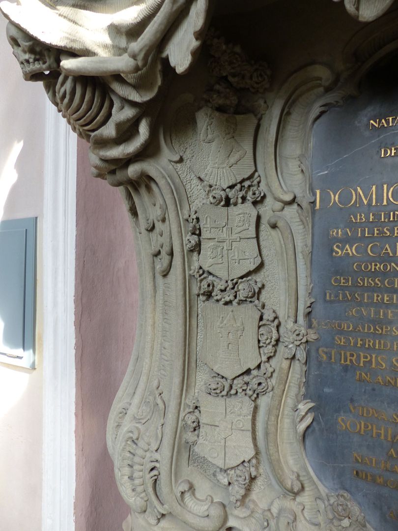 Grabmal des Johann Sigmund Pfinzing (Großgründlach) links neben der Inschrift rahmende Wappen der Ahnenprobe (Holzschuher, Harsdörfer, Pfinzing von Henfenfeld)