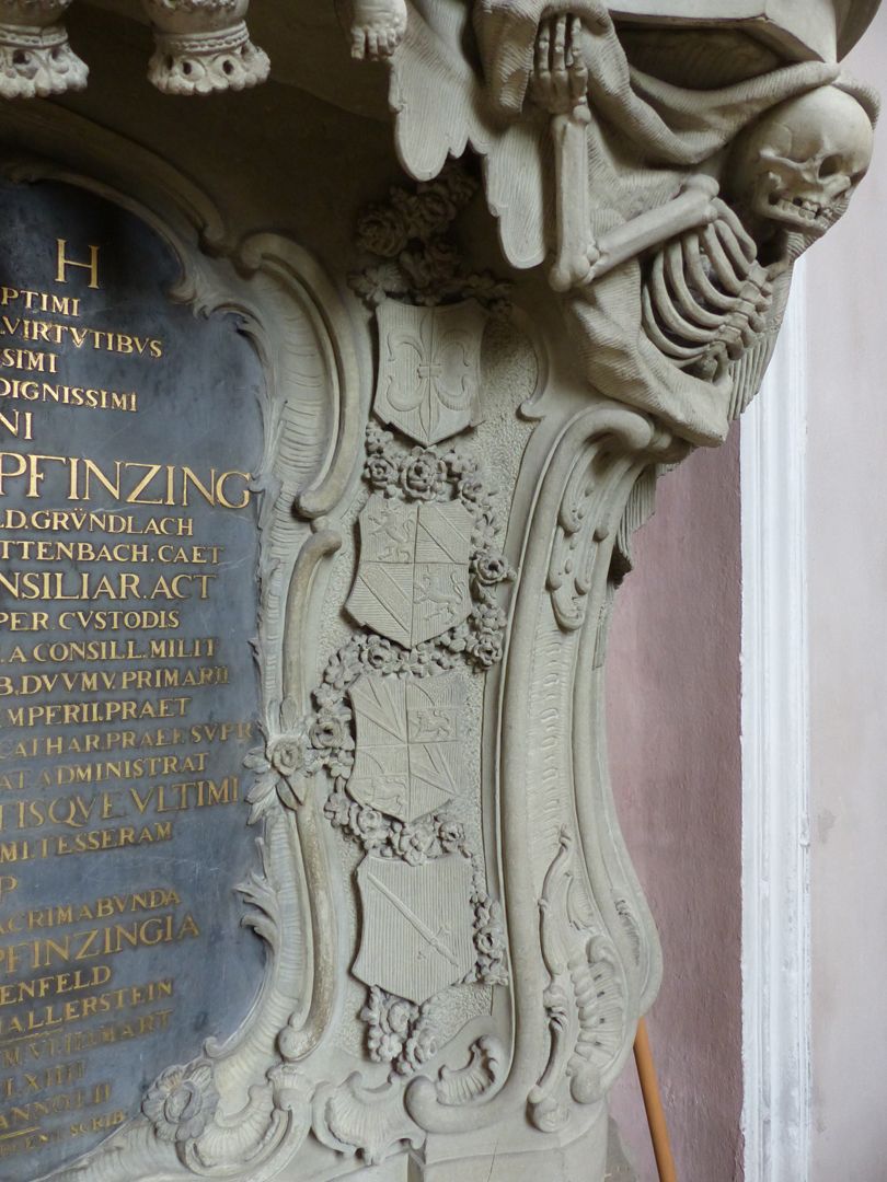 Grabmal des Johann Sigmund Pfinzing (Großgründlach) rechts neben der Inschrift rahmende Wappen der Ahnenprobe (Welser, Scheurl, Haller von Hallerstein, Kreß von Kreßenstein)