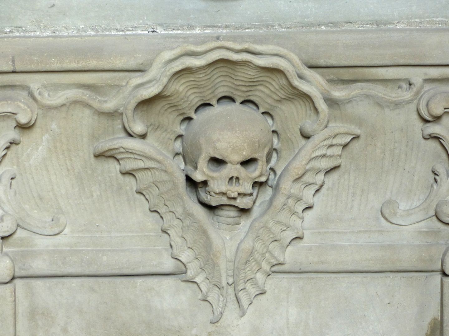 Grabmal des Johann Sigmund Pfinzing (Großgründlach) Totenkopf mit Flügeln