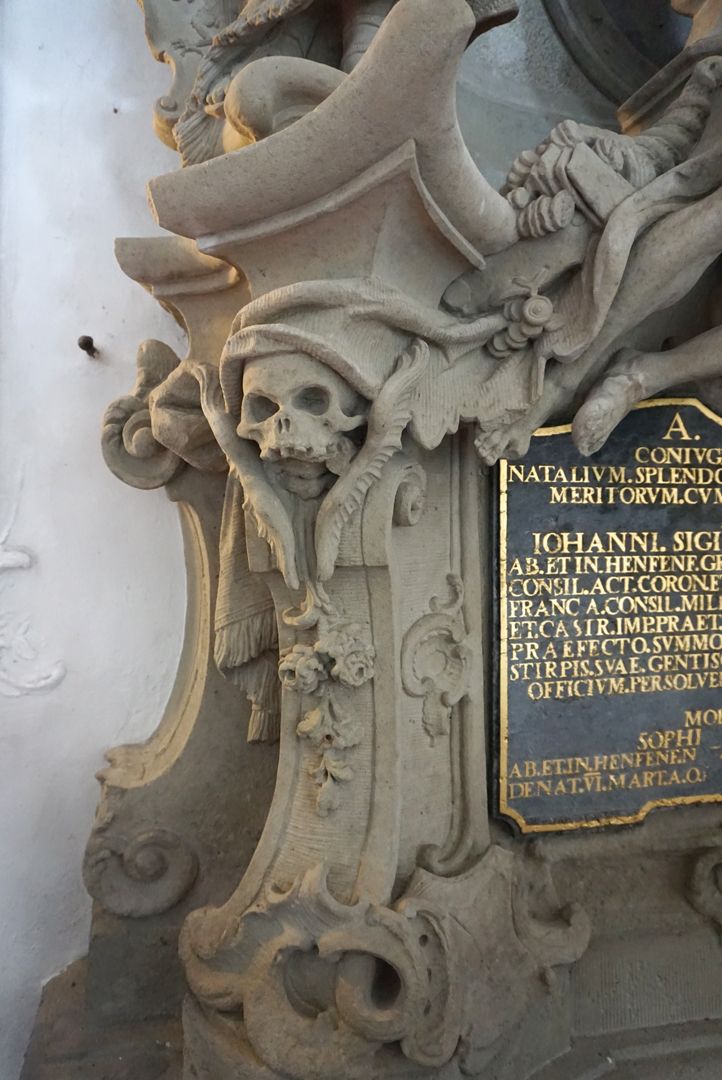 Grabmal des Johann Sigmund Pfinzing (Henfenfeld) Konsolenschmuck mit Rocaillen, Totenkopf und Tüchern, oben rechts sind Urkunden mit Siegeln zu erkennen