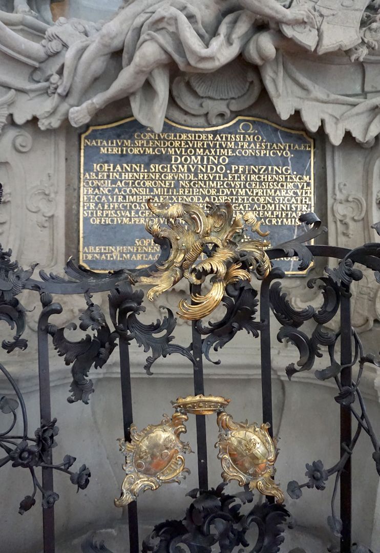 Grabmal des Johann Sigmund Pfinzing (Henfenfeld) Am Gitter des Grabmals: links das Wappen Pfinzing, rechts das Wappen Haller von Hallerstein. Sophia Maria Haller war die zweite Ehefrau Johann Sigmund Pfinzings