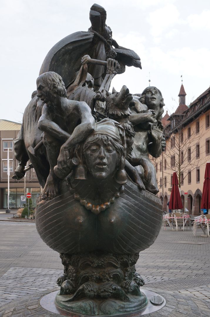 Narrenschiff Heck des Schiffes: eine mit Schmuck behängte Närrin als Gallionsfigur