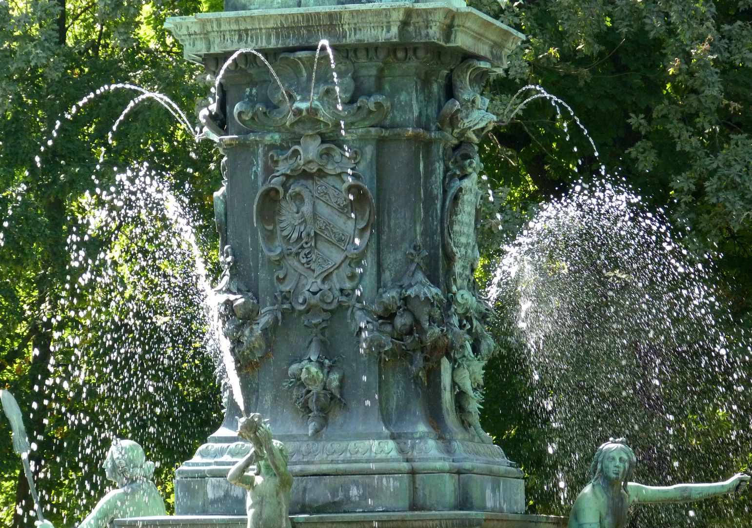 Neptunbrunnen Neptuns Postament von Nordwesten