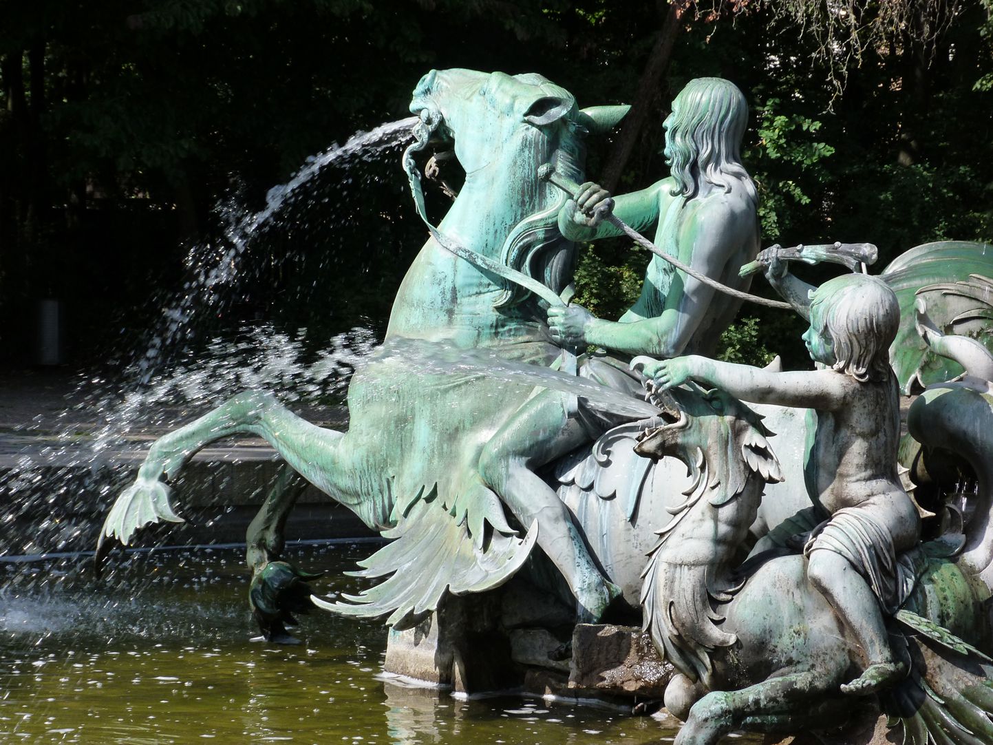 Neptunbrunnen Tritonreiter auf Seepferd sitzend, Putti auf Drachen sitzend, Südseite