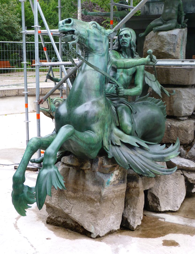 Neptunbrunnen Tritonreiter auf Seepferd sitzend, Südseite