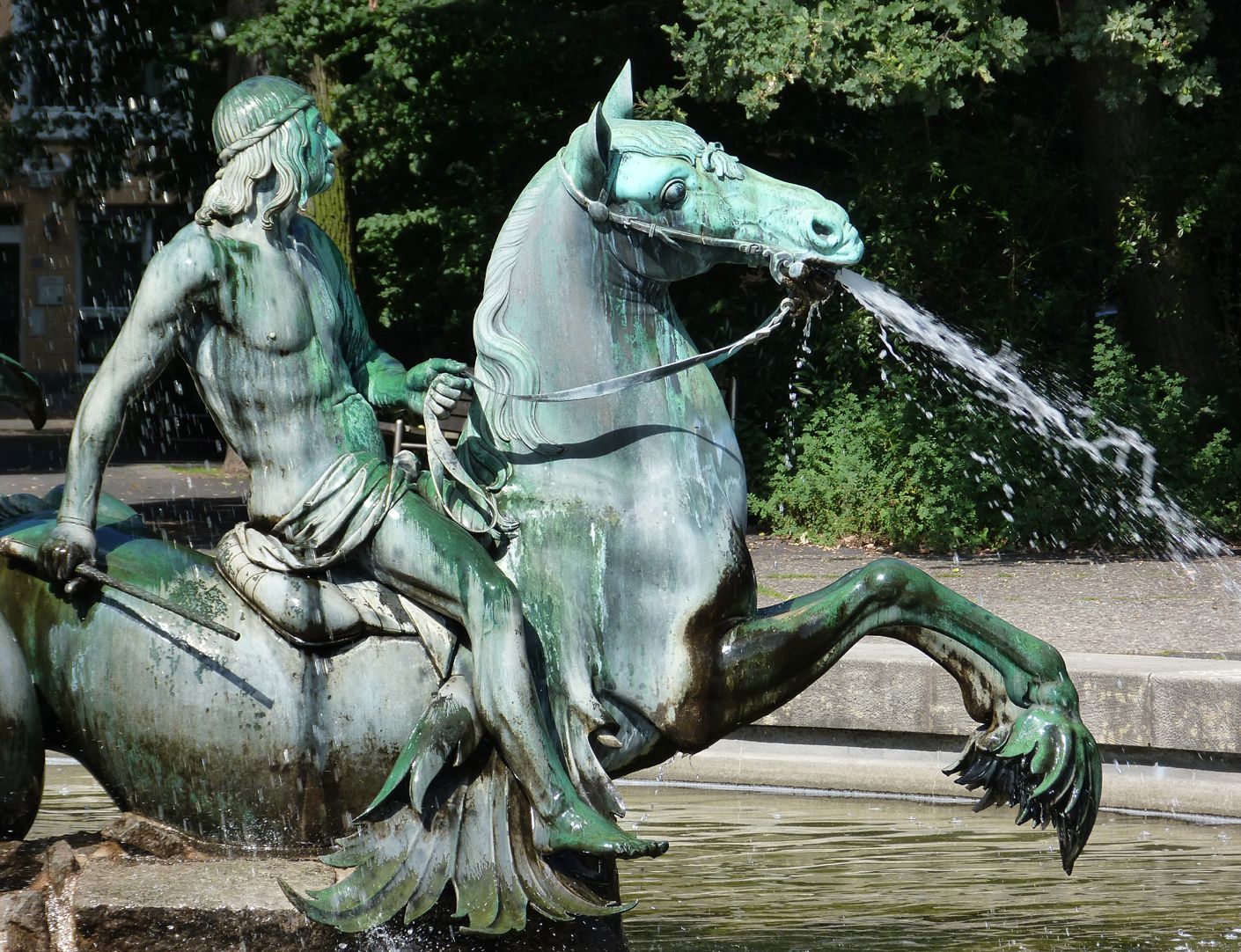 Neptunbrunnen Tritonenreiter, Nordseite