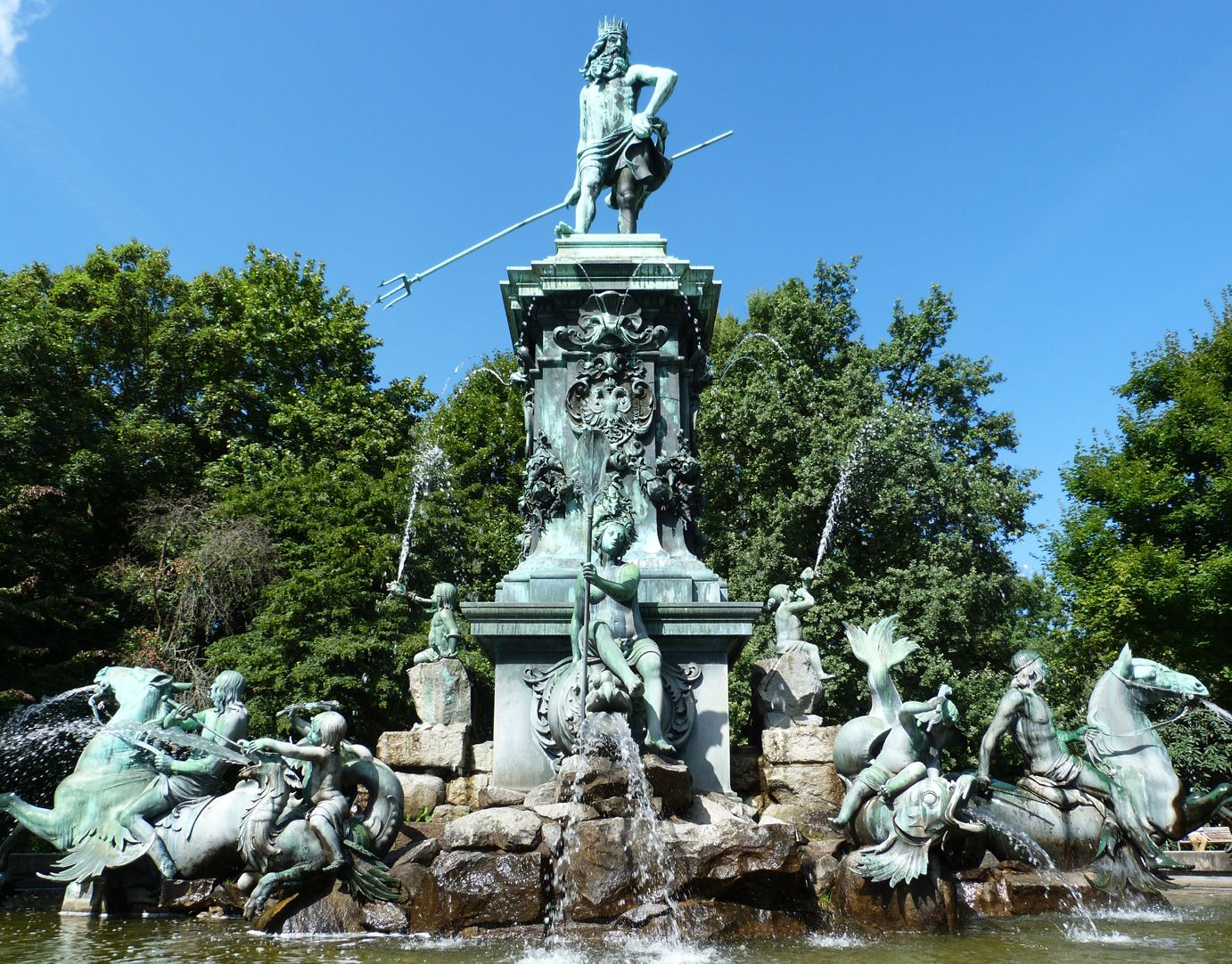 Neptunbrunnen Ansicht von Osten