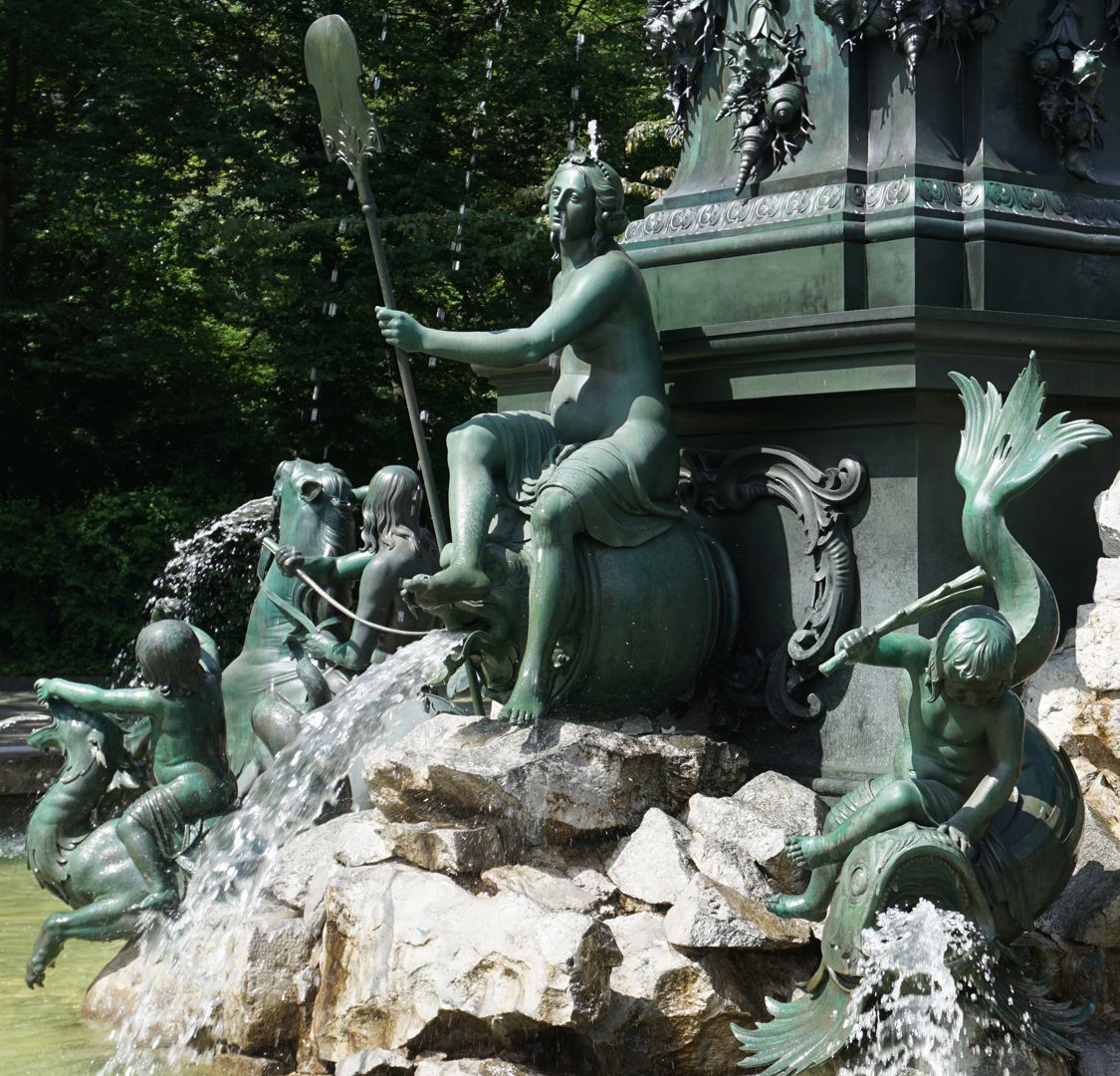 Neptunbrunnen Najade und Putti