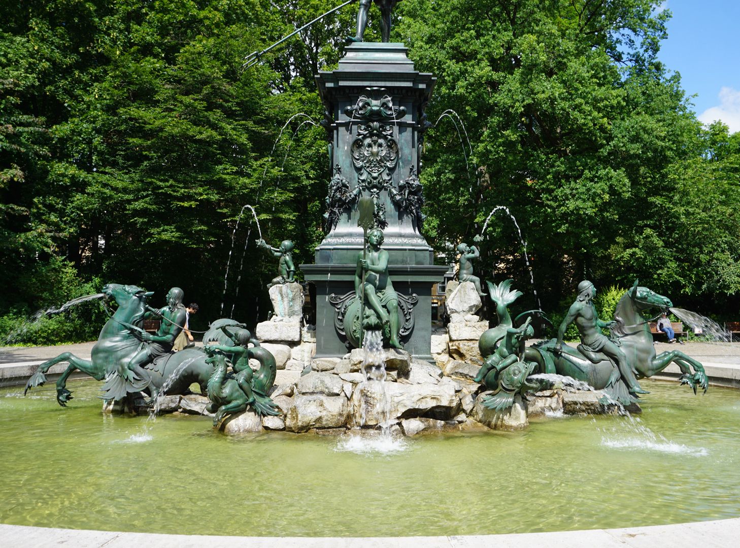 Neptunbrunnen Ansicht von Osten / Sockelbereich