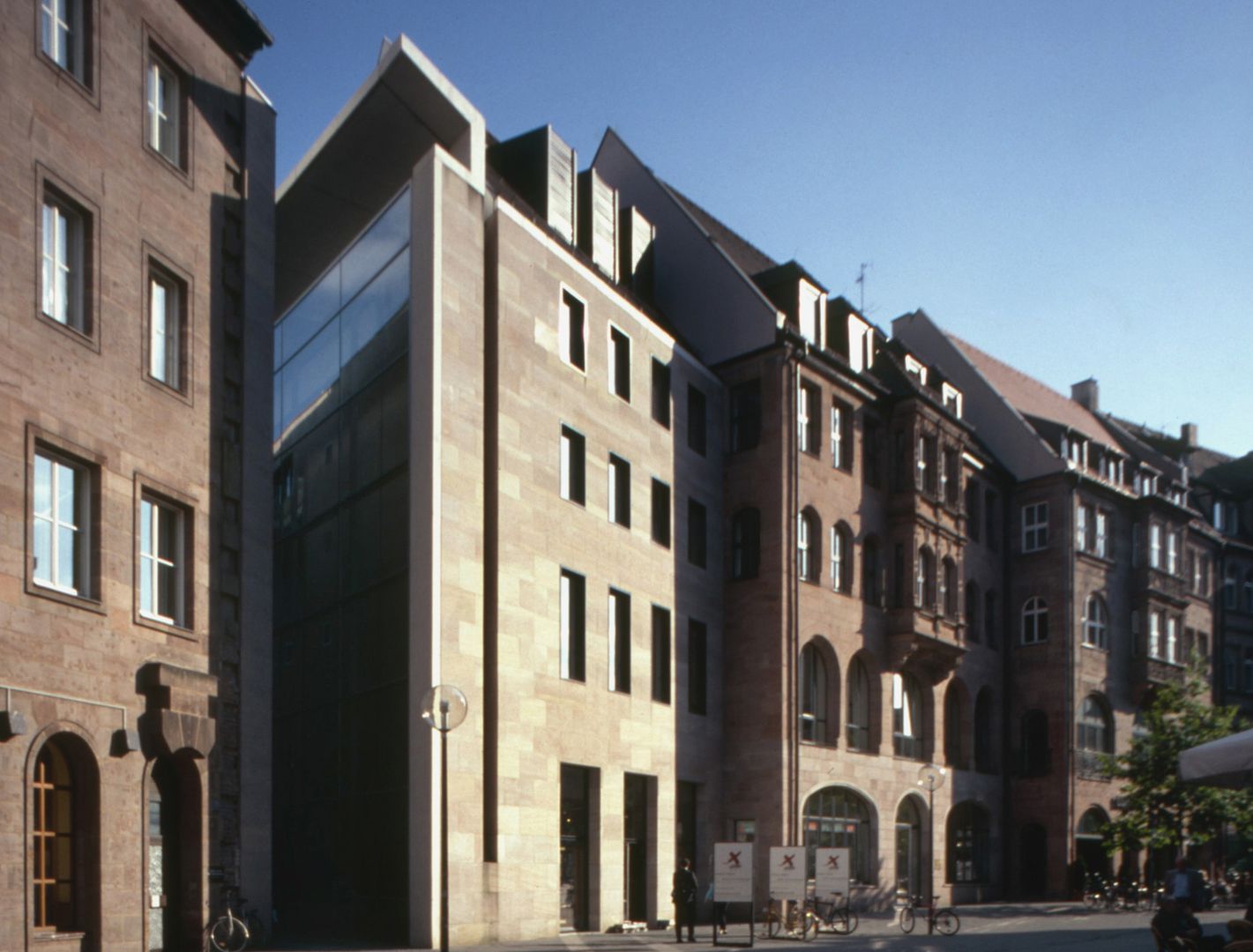Neues Museum Luitpoldstraße mit Schmalseite des Museums