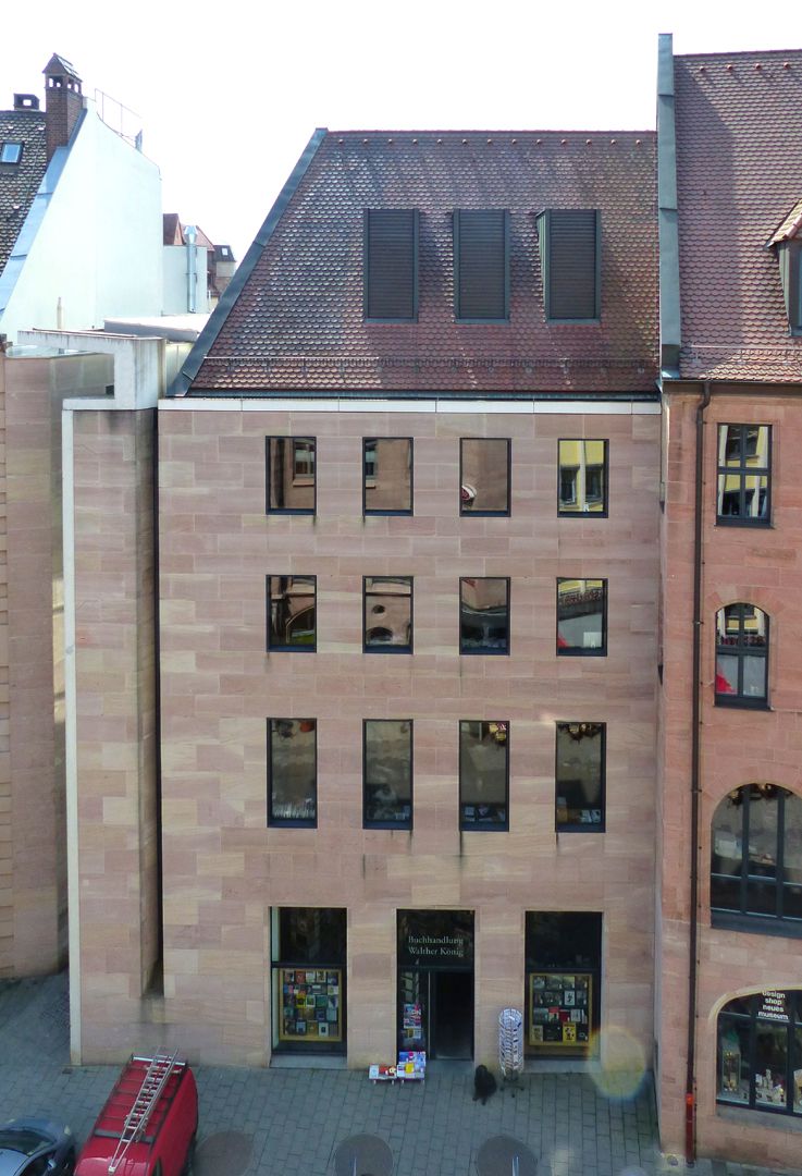 Neues Museum Luitpoldstraße mit der Fassade an der Schmalseite des Museums, frontal von oben