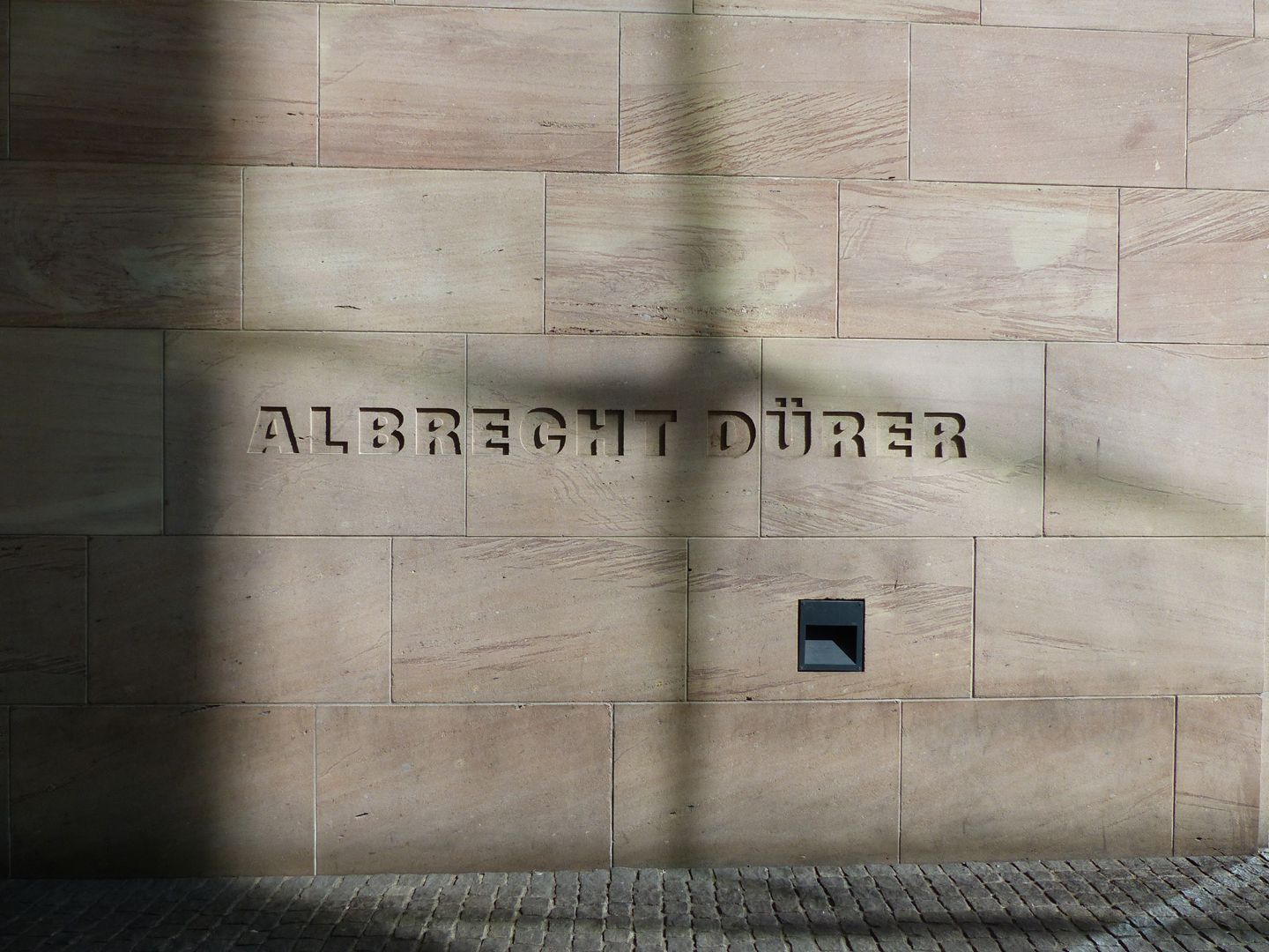 Neues Museum Tiefrelief am Designforum