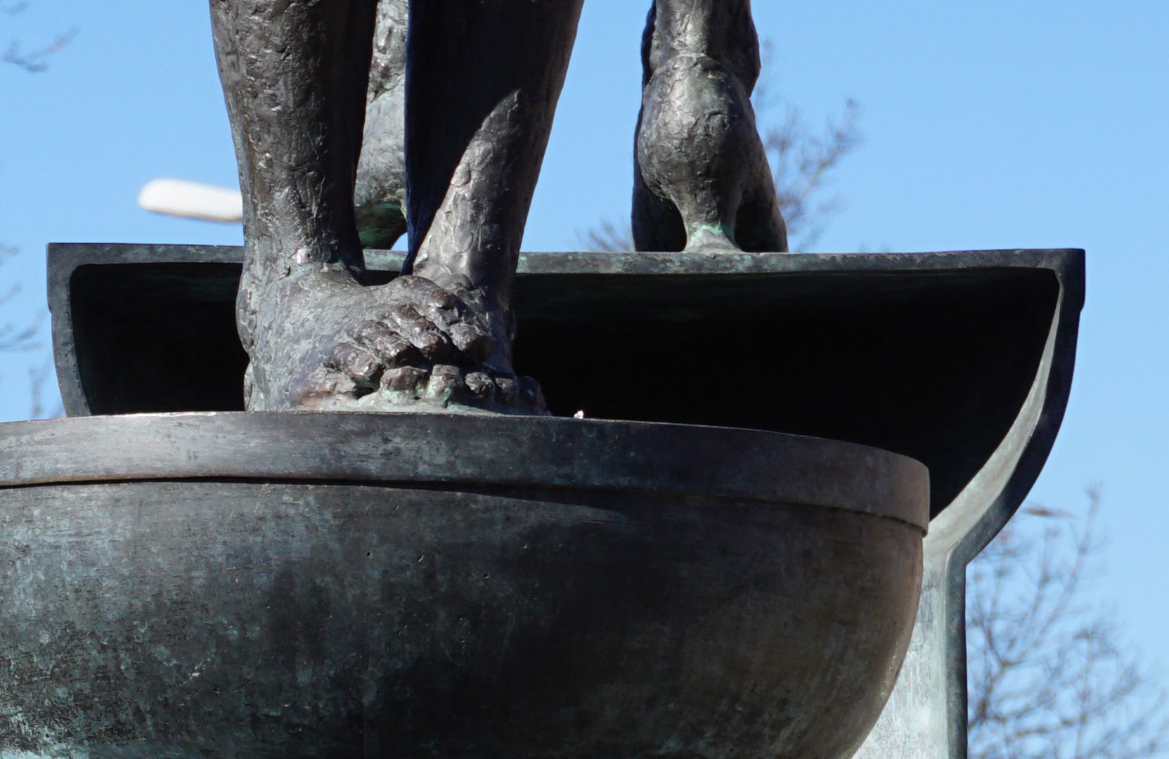 Norisbrunnen Füße der entblößten Frauengestalt