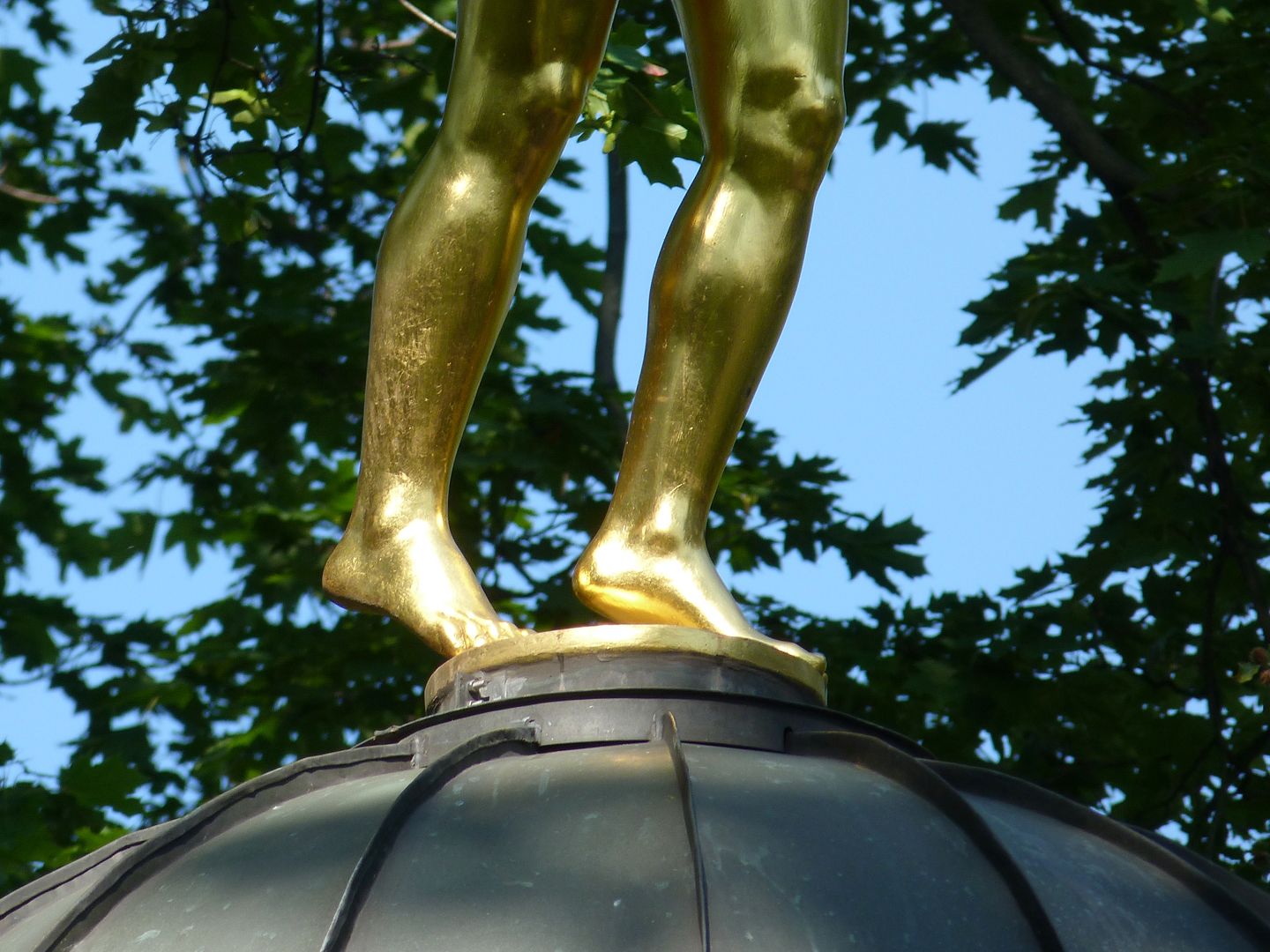 Fortuna auf der Laterne Detailansicht mit Standbeinen auf der Laterne