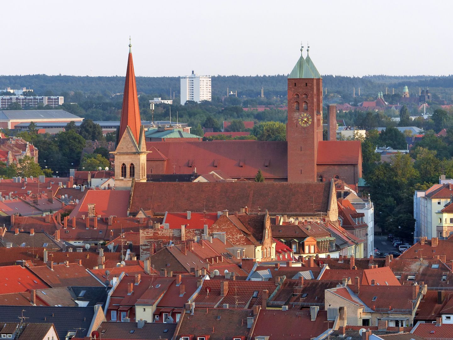 Herz-Jesu-Kirche Dachlandschaft mit Herz-Jesu-Kirche und Gustav-Adolf-Gedächtniskirche