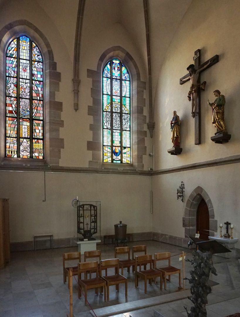 Herz-Jesu-Kirche nördliches Querhaus mit Fenstern von Alfons Abel und Ambo von Klaus Backmund