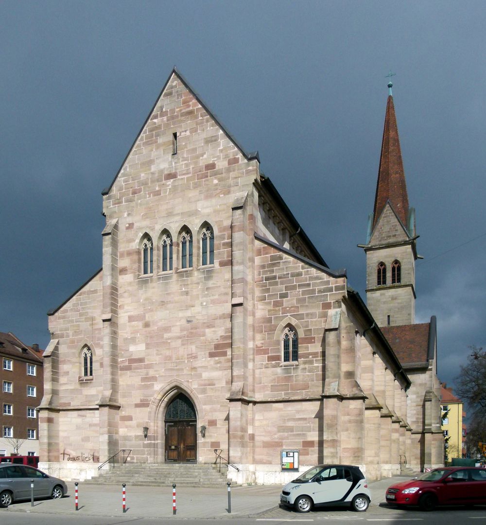 Herz-Jesu-Kirche Fassade zur Wirthstraße: Basilika mit erhöhtem Mittelschiff