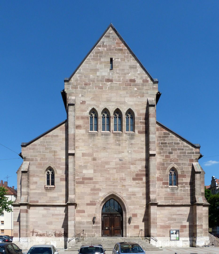 Herz-Jesu-Kirche Fassade zur Wirthstraße: Basilika mit erhöhtem Mittelschiff