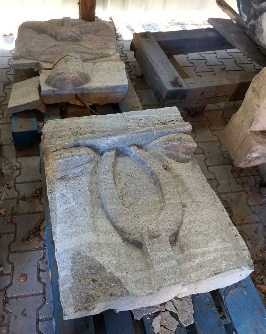 Verwaltungsgebäude des Fränkischen Überlandwerks Bauplastik von Johannes Müller / Detailansicht, heutige Lagerung (2021)