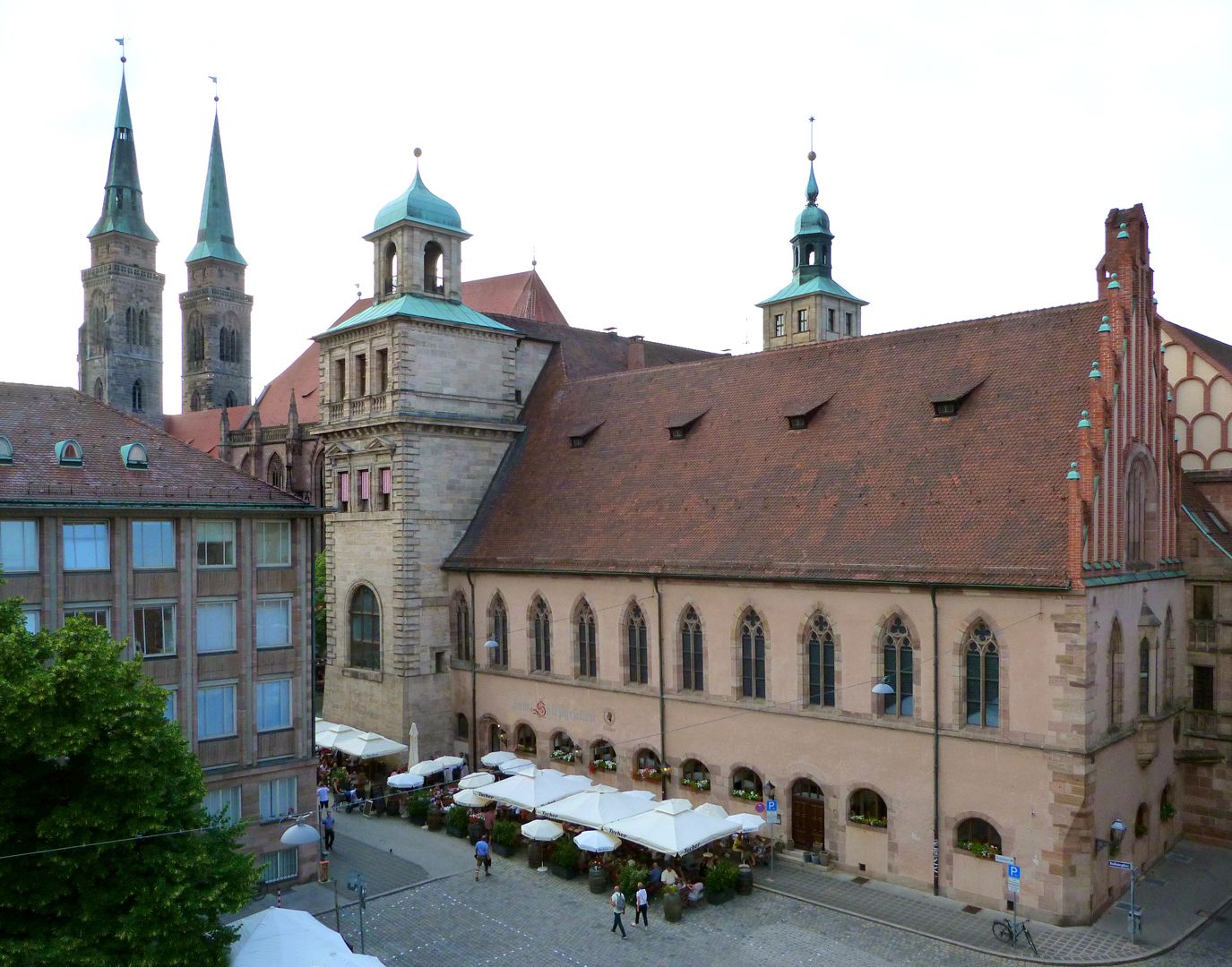 Rathaussaal Nördlicher Gebäudeteil des Neuen Rathaus (1954 -1955) mit den Türmen von Sankt Sebald, Wolfscher Bau (1616-1622), Saalbau in gotischer Gestalt (1332-1340)