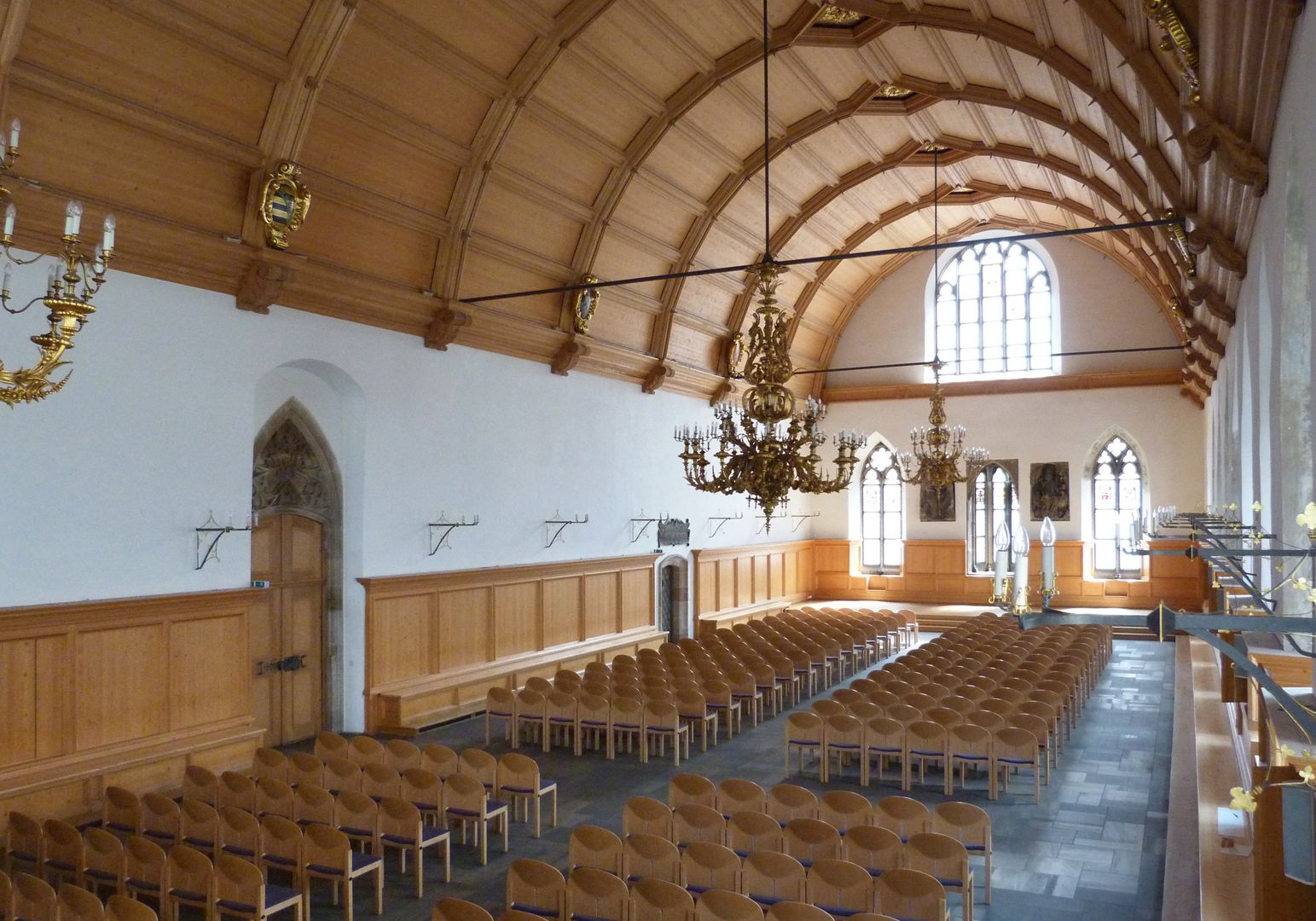 Rathaussaal seitlicher Blick in Richtung Osten mit der leeren Nordwand