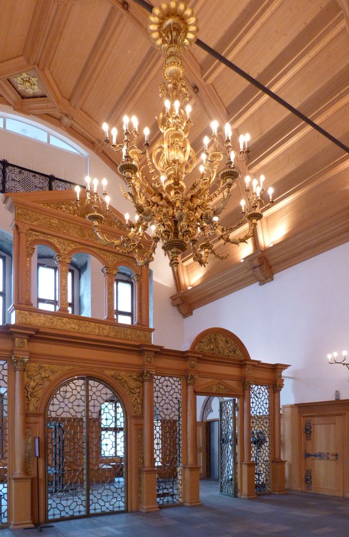 Rathaussaal Peter-Vischer-Gitter (Rekonstruktion durch die Altstadtfreunde Nürnberg) und westlicher Deckenleuchter (Entwurf: Friedrich Wanderer 1874)