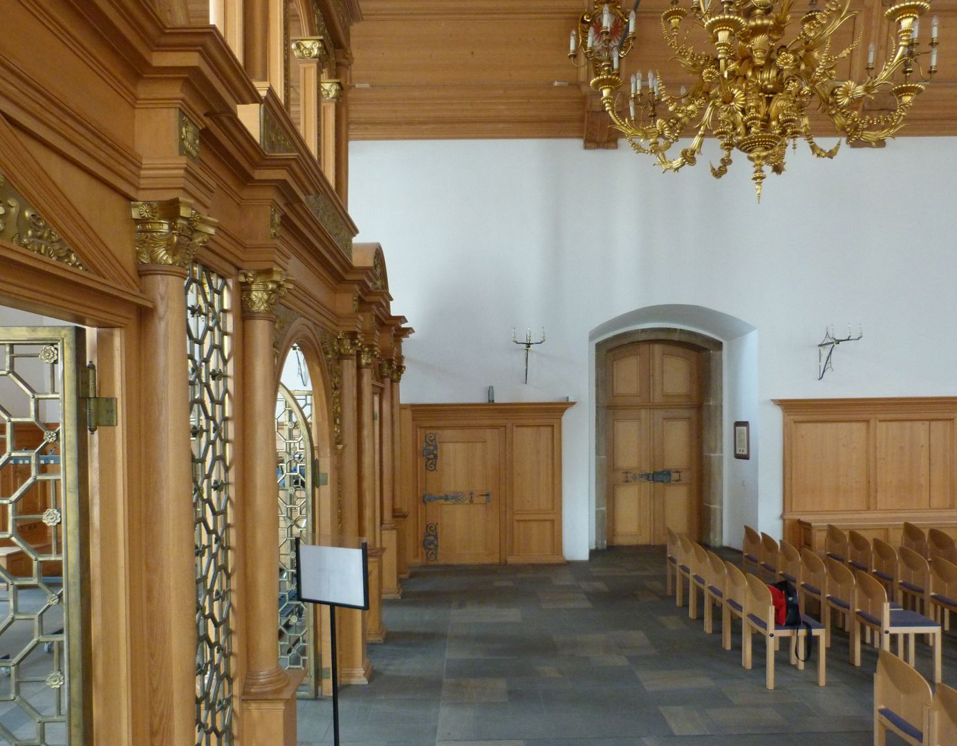 Rathaussaal Peter-Vischer-Gitter (Rekonstruktion durch die Altstadtfreunde Nürnberg) und leere Nordwand (östlich der Tür ehemals ein Abbildung der Ratsmusik, Pfeiferstuhl)