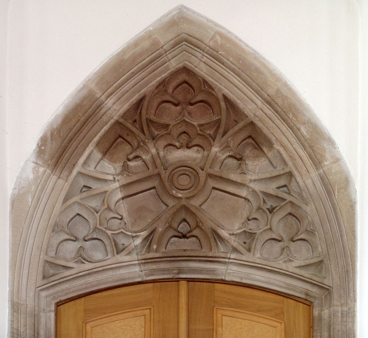 Rathaussaal Detailansicht, grosse Tür mit gotischem Masswerk-Tympanon