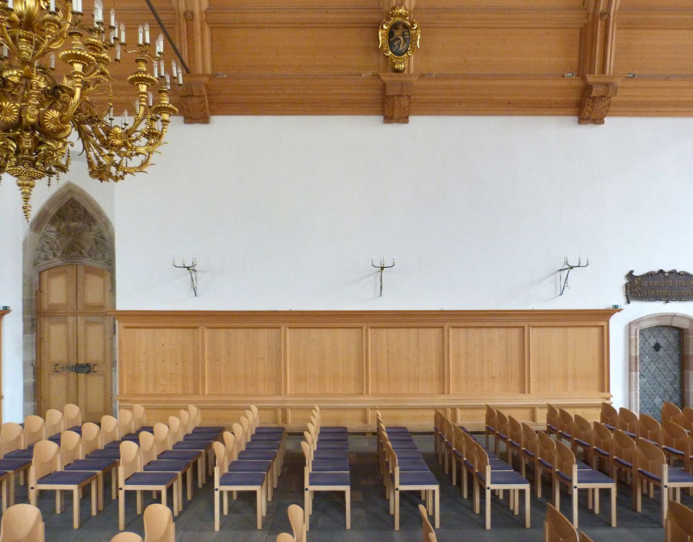 Rathaussaal leere Nordwand, östliche der großen Tür ehemals die Darstellung des Triumphwagens mit Kaiser Maximilian I. und der ersten zwei Pferdegespanne
