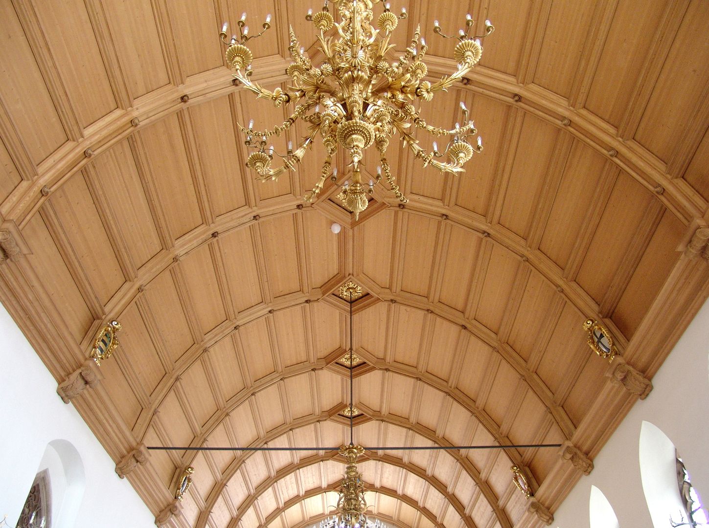 Rathaussaal Holztonne mit Deckenleuchter, Blickrichtung nach Osten