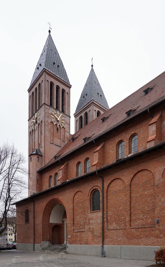 St. Ludwig Westseite mit Türmen