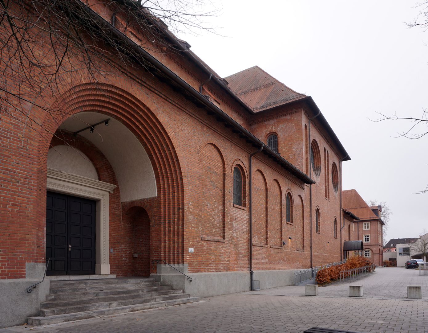 St. Ludwig Westseite mit Portal