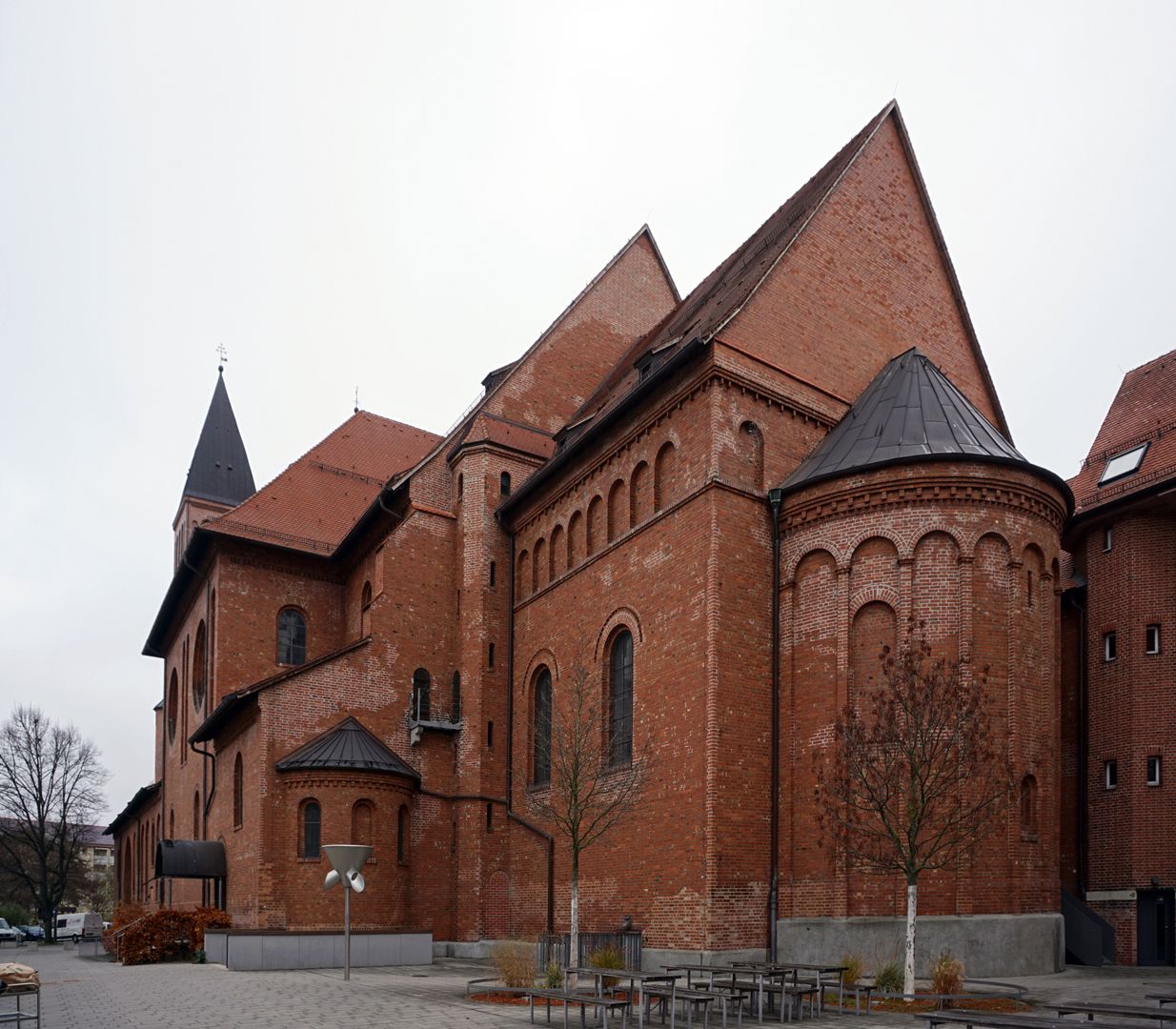 St. Ludwig Langhaus, Seitenschiff mit Apsis, Chorraum mit Apsis