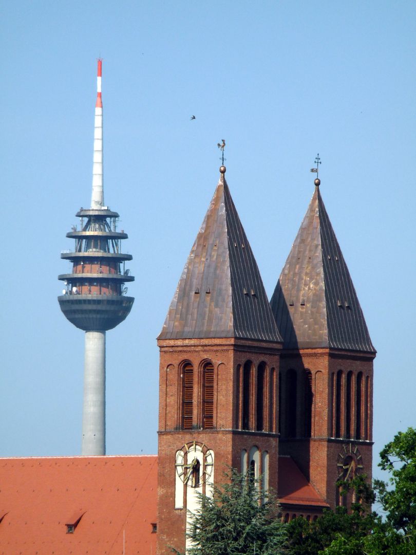 St. Ludwig Türme von St. Ludwig, die Helme sind eine Veränderung aus der Nachkriegszeit