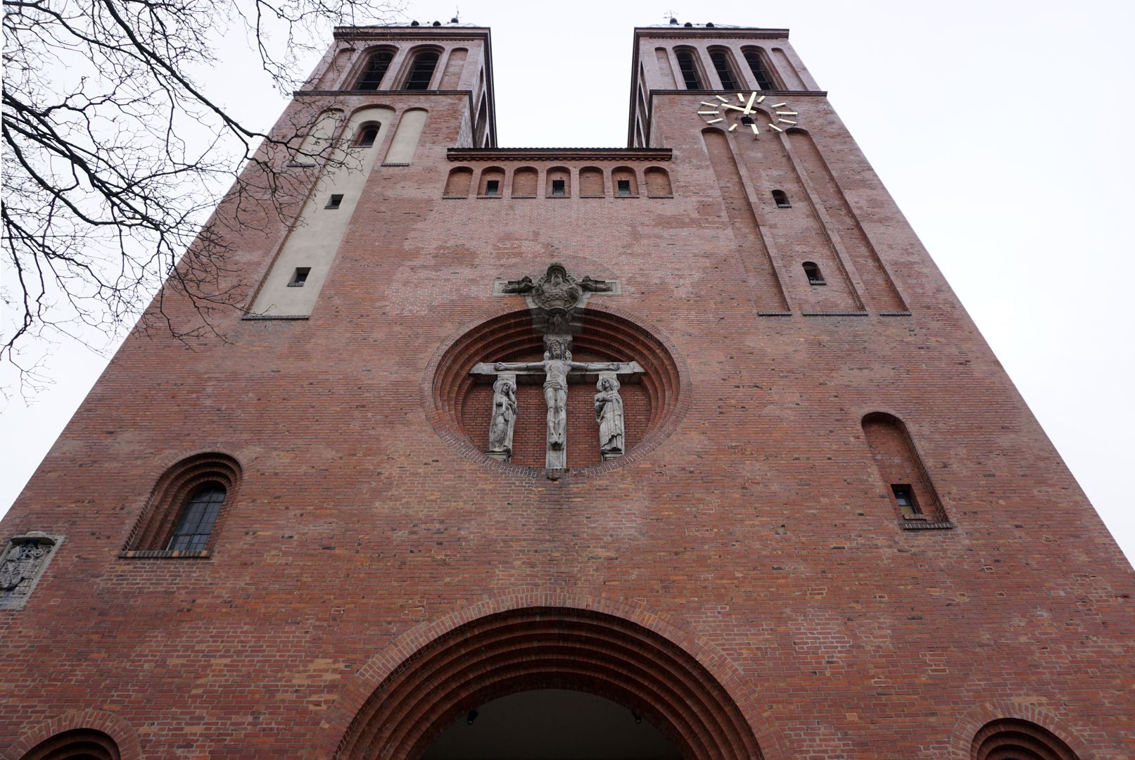 St. Ludwig Turmfassade aus der Froschperspektive