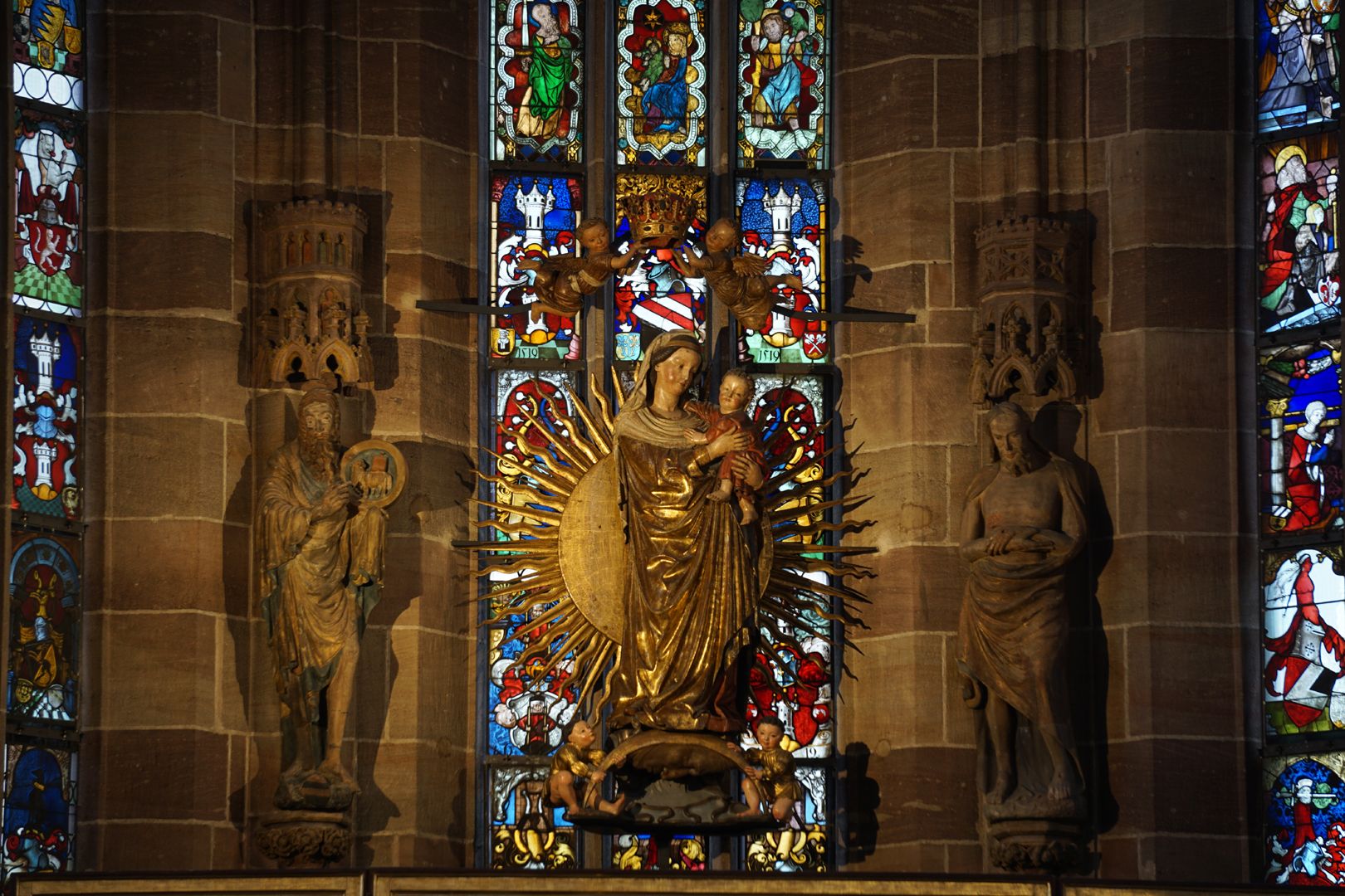 Welser-Madonna Gesamtansicht mit Chorfenster