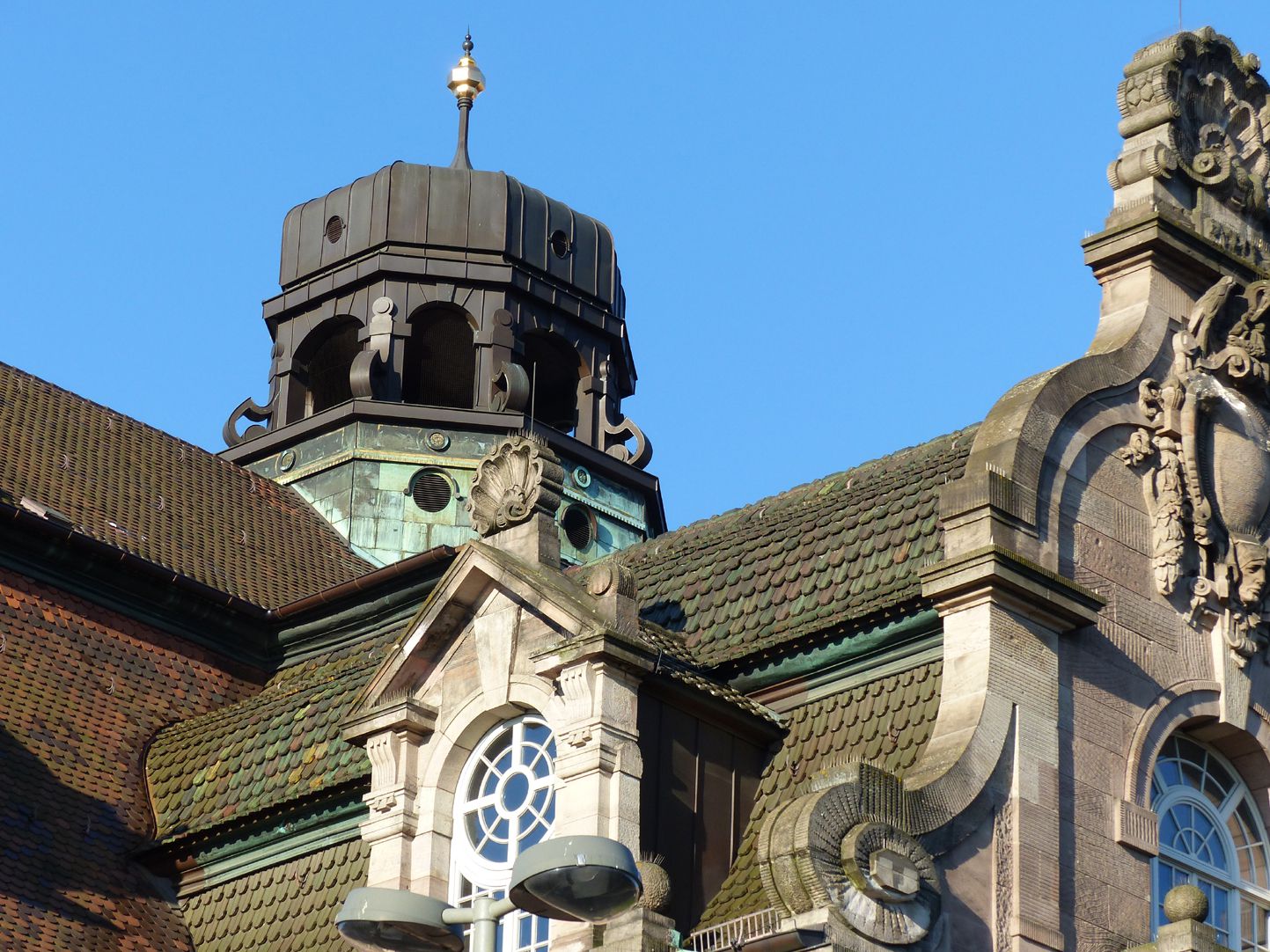 Opernhaus Neubarocke vordere Laterne mit Lukarne und Schweifgiebel im Vordergrund