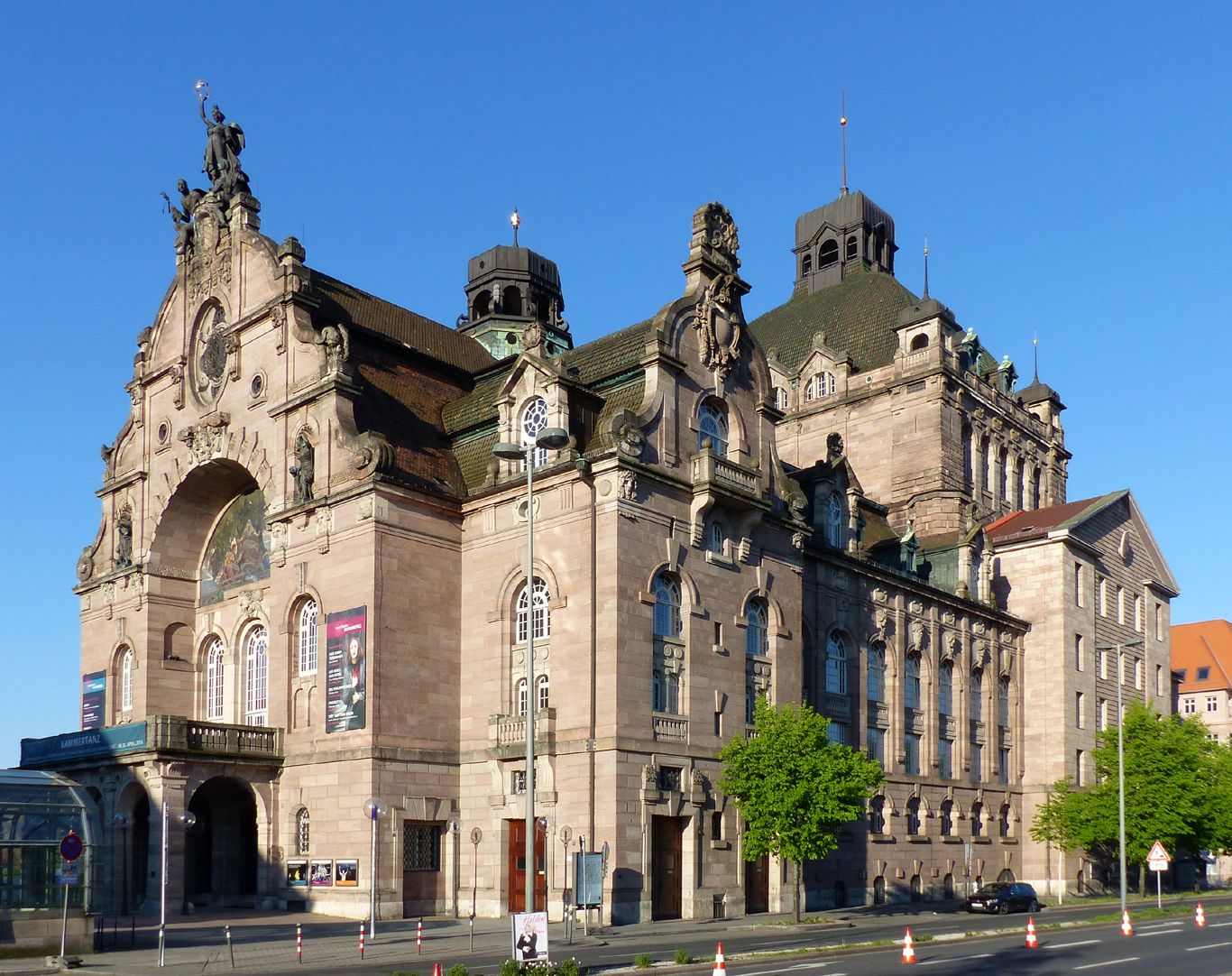 Opernhaus Straßenansicht von Nordost