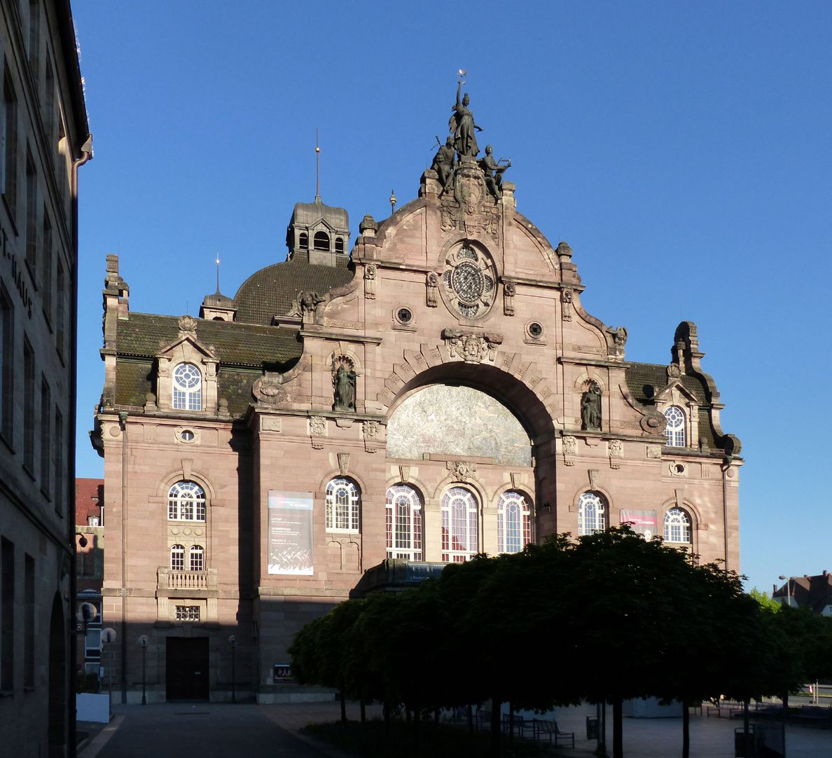 Opernhaus Hauptfassade von Ost