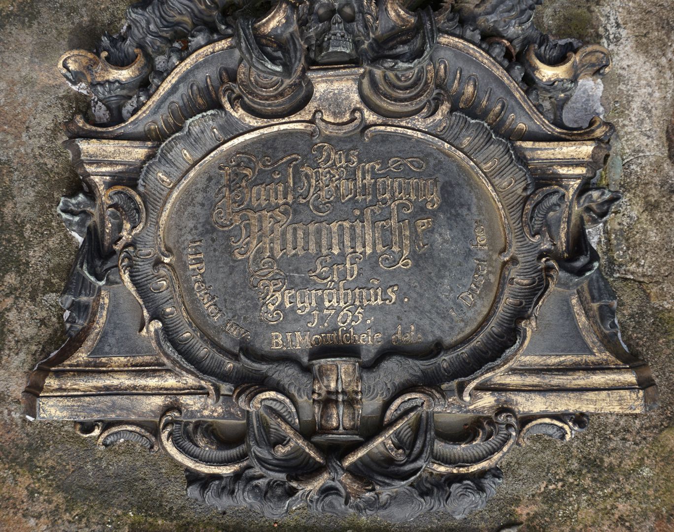 Epitaph für den Buchhändler Paul Wolfgang Mann Untere Kartusche mit Inschrift: Das Paul Wolfgang Mannische Erb:Begräbnus. 1765