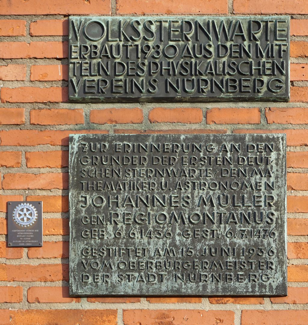 Volkssternwarte auf dem Rechenberg Gedenk- und Stiftertafeln am Eingang