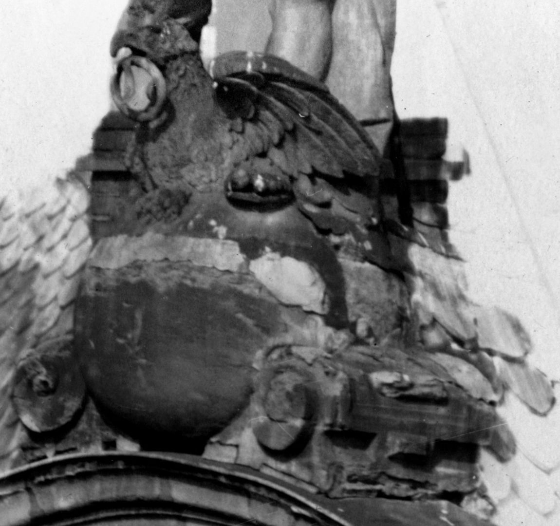 Giebelbekrönung mit Zeus am Pellerhaus Vor den Füßen des Zeus sitzt ein Adler auf einer Kugel mit einem Ring im Schnabel