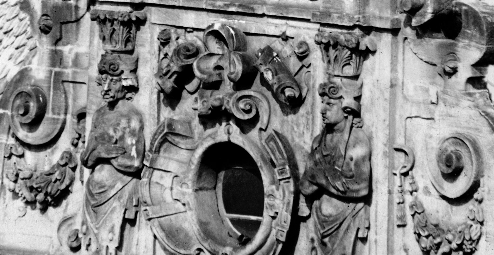Giebelbekrönung mit Zeus am Pellerhaus Detailansicht mit zwei das Rundfenster rahmenden Karyatiden, Rollwerk und Fruchtgehänge